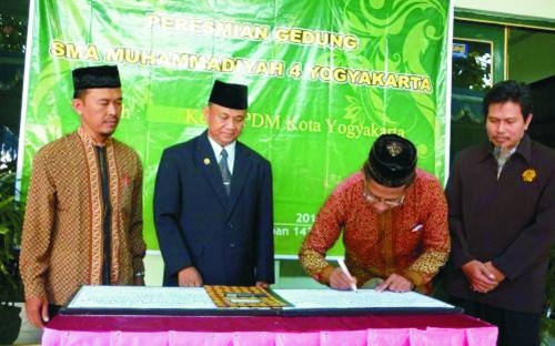 PDM Kota Yogyakarta (Kanan) menandatangani prasasti fasilitas baru SMAM 4 Yogya. (Foto: Warisman) 